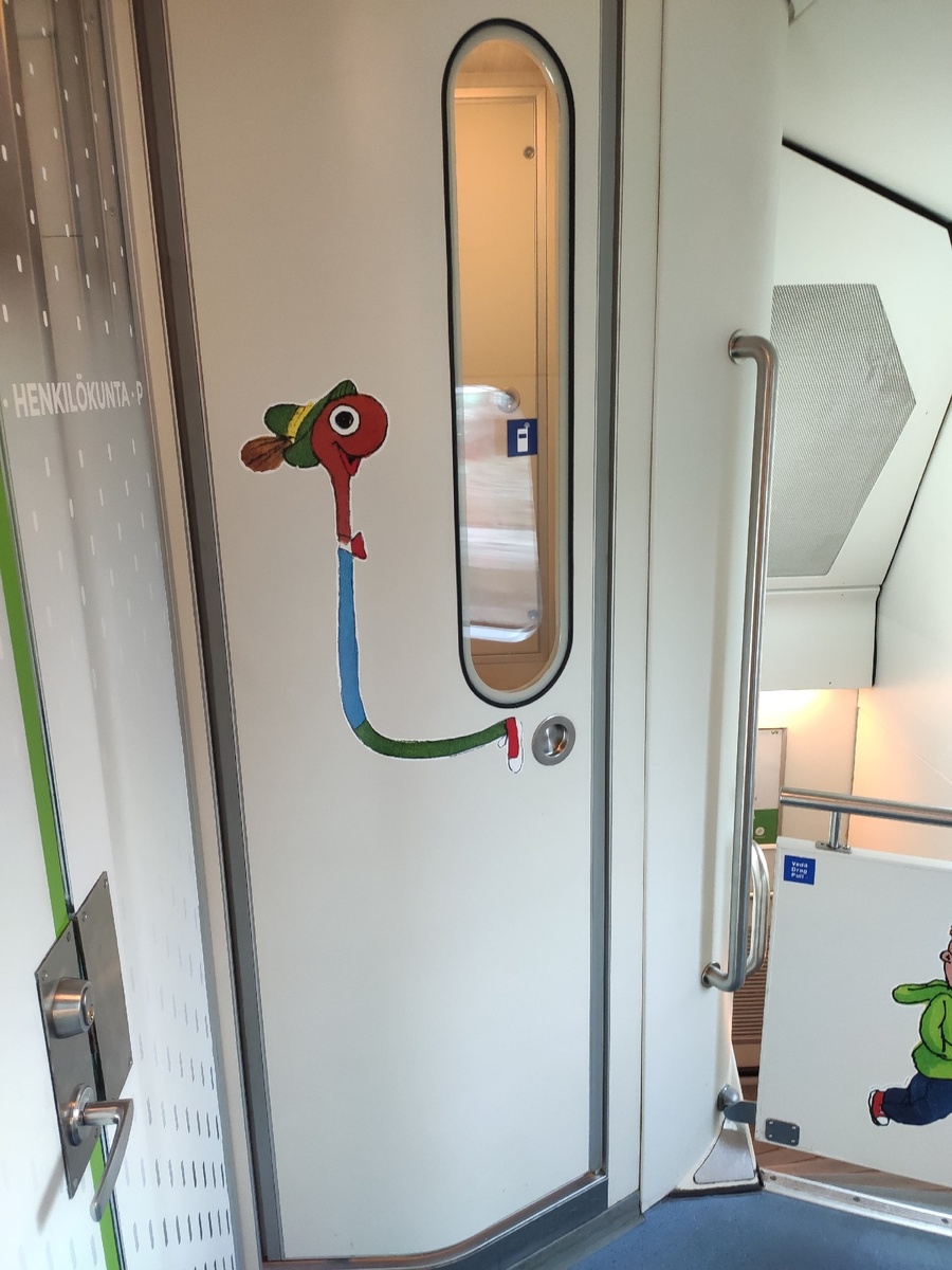 А еще в электричке есть отдельная кабинка для общения по телефону:) А на втором этаже - игровая