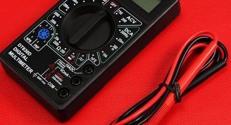 Существует две основные группы тестирующих приборов (мультиметров). Одни из них называются аналоговыми. Устройство мультиметра такого типа отличается наличием циферблата со шкалой. Показания снимаются визуально, когда стрелка, отклонившись от «нулевого» положения, указывает на конкретные цифры. Такие системы уже устарели. Поэтому все, о чем пойдет речь дальше, касаются приборов нового типа – электронных. Работать с ними удобней, возможностей больше, показания точные, погрешность меньше.