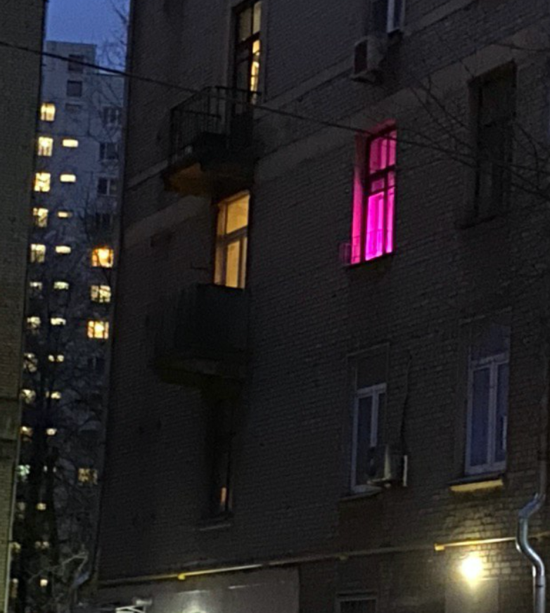 Розовый свет в окнах домов