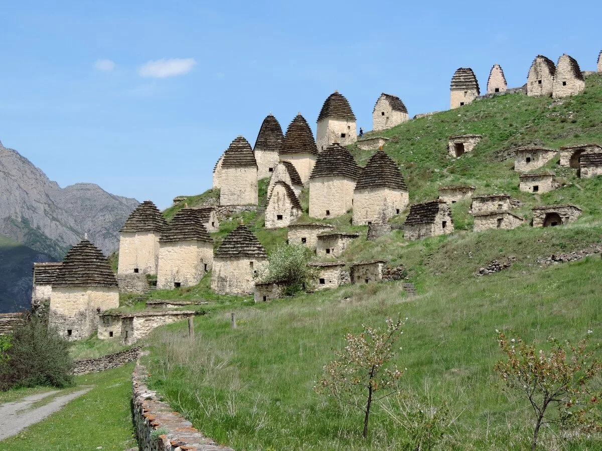 Археологические памятники северного кавказа. Некрополь Даргавс. Осетия Даргавс. Даргавс в Северной Осетии. Село Даргавс город мертвых.