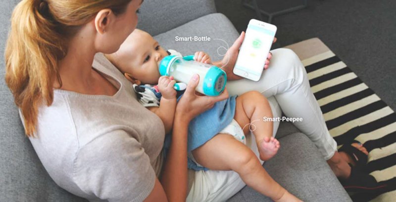 
Два  устройства от стартапа Littleone под названиями Smart-Bottle и  Smart-Peepee позволяют родителям контролировать процесс питания и  состояние подгузников своих детей с помощью мобильного приложения.  Smart-Bottle - это умная бутылка для кормления, которая может  отслеживать температуру содержащегося в нем молока и отслеживать режим  кормления ребенка. Smart-Peepee - это датчик для подгузников, который  вешается на их внешнюю сторону и анализирует уровень влажности. Оба  устройства докладывают полученные данные мобильному приложению, а  родители, соответственно, получают уведомления о том, что ребенка либо  пора кормить, либо он помочился, либо молоко в бутылке остыло.
