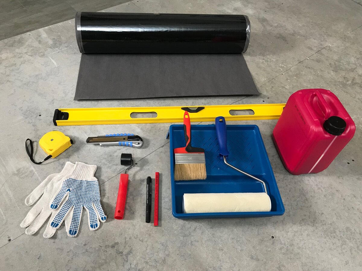 Для этого понадобятся: нож, прикаточный ролик, перчатки, измерительный прибор и рулонная самоклеящаяся Гидроизоляция пола ТЕХНОНИКОЛЬ.