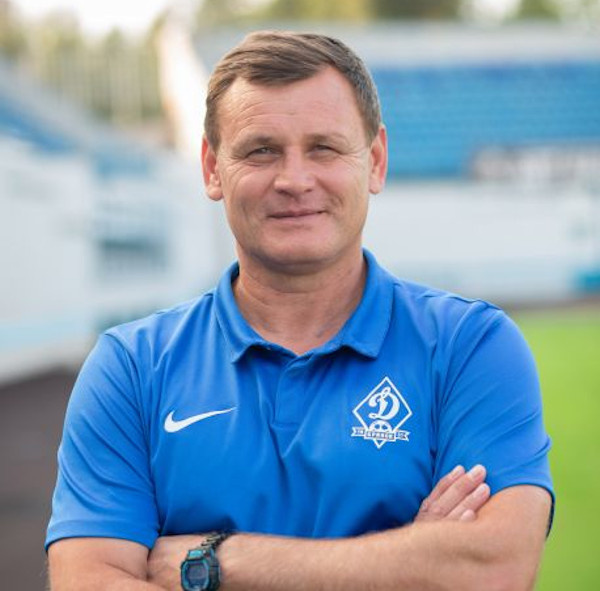 Проведение всех футбольных первенств под эгидой Российского Футбольного Союза приостановлено на неопределенный срок. Рассматривается несколько вариантов, в том числе по возобновлению первенства ПФЛ, в котором в группе Центр выступает ФК «Динамо-Брянск». Более того, где брянский клуб лидирует и в случае досрочного завершения турнира станет победителем. Но пока все настолько неопределенно, что главный тренер сине-белых Александр Горбачев с трудом комментирует ситуацию. «Для начала хотелось бы просто знать, что будет дальше… Всё непонятно, неизвестно чего ждать и к чему готовиться. В идеале, хочется доиграть первенство ПФЛ. Если и дальше с ситуацией в мире и внутри страны будет непонятно, тогда надо завершать сезон так, как есть, чтобы понимать, в какой лиге будем играть, какой будет бюджет и на что рассчитывать в дальнейшем, - сказал наставник динамовцев в интервью сайту клуба. - Будет много времени до начала нового сезона, чтобы решить все вопросы по усилению команды и её подготовке к той или иной лиге. Дело даже не в том, что мы первые и нас это устраивает. Просто будет понятно, когда и с кем мы начнём новый сезон. Не хотелось бы решать такие серьёзные вопросы в короткий срок. Будем ждать официального решения от РФС. Надеюсь, это произойдёт как можно скорее».