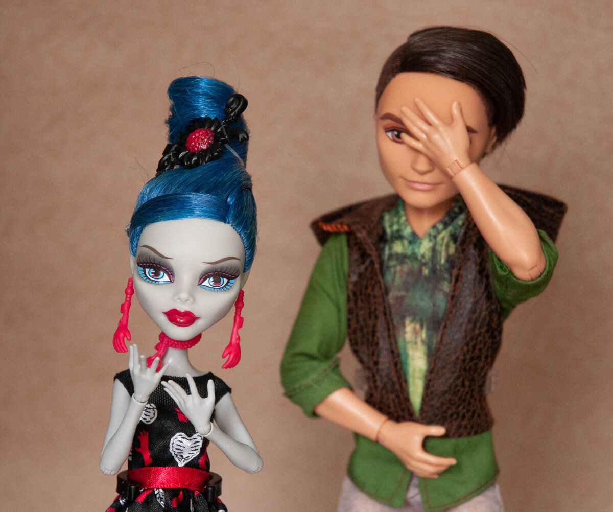 Гулия: "Нужно больше кукол!" Хантер: "Она опять за своё!"