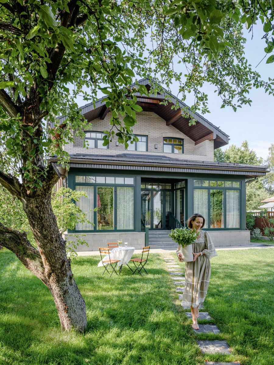 Наталья Маслова в своем саду. ­Старую яблоню ­сажала ее прабабушка; комплект складной уличной мебели, Adico.