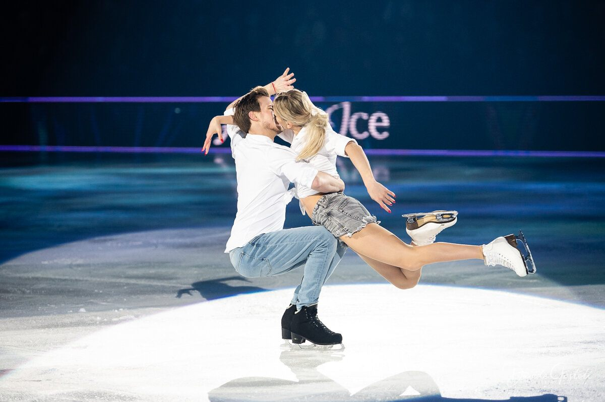 Новости фигурного катания дзен. Кацалапов фигурист. Art on Ice show. Twins on Ice Facebook.