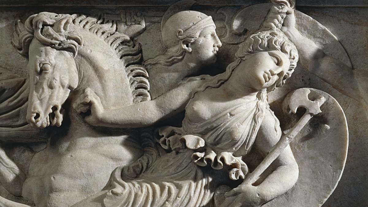 Античный барельеф битвы греков с амазонками