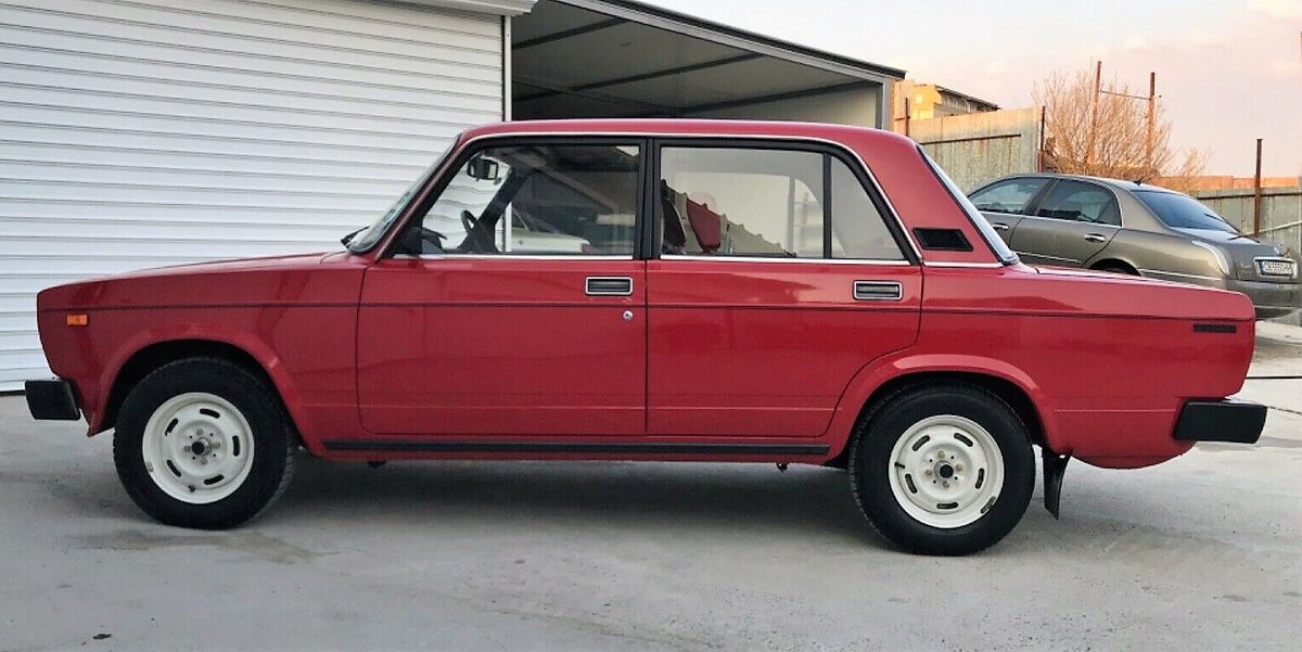 ВАЗ 2105 красный  1983 года выпуска