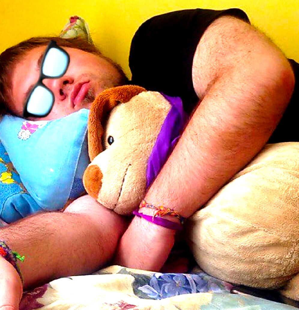 Вожатый в Тихий час укладывает спать медведя 