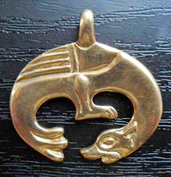 Сучасная рэпліка амулета-цмока знойдзенага ў Віцебску ў слою ХІІ ст. 