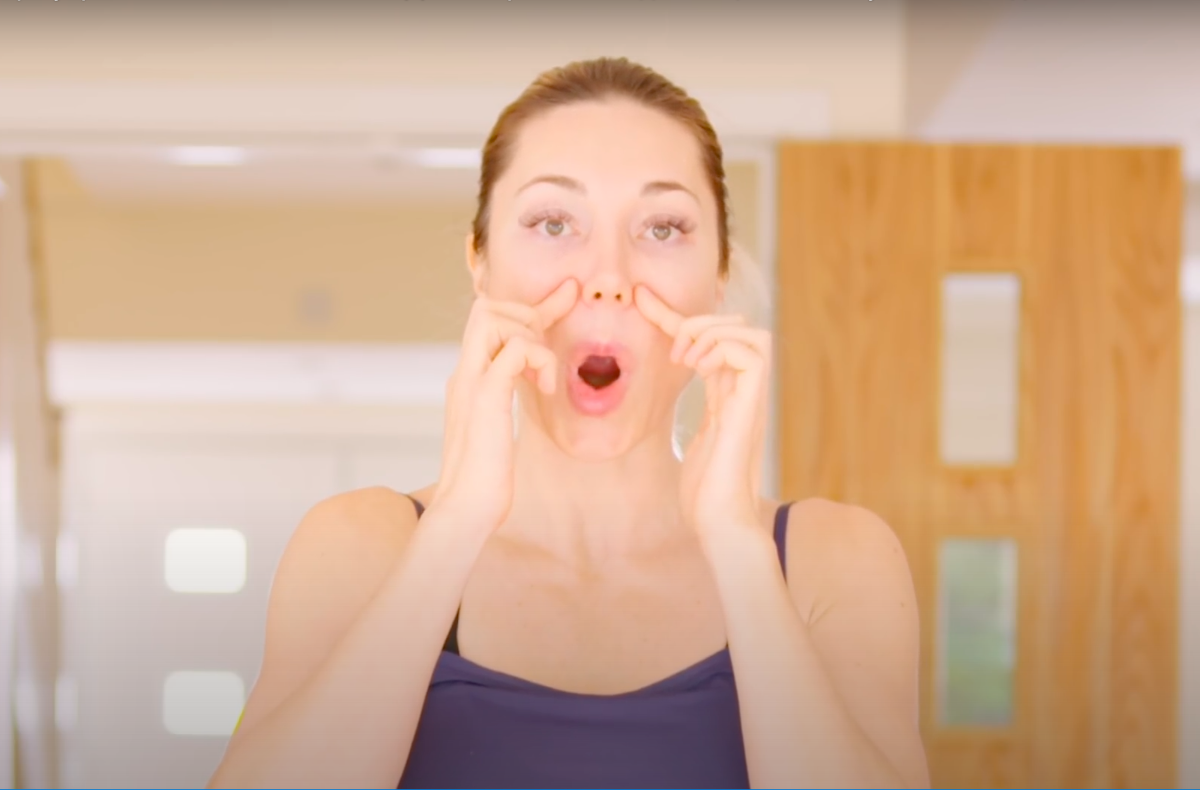 (Кадр ил ролика: «Как быстро убрать НОСОГУБНЫЕ СКЛАДКИ. Упражнения для лица от носогубных складок», канал «Катя Медушкина», YouTube)