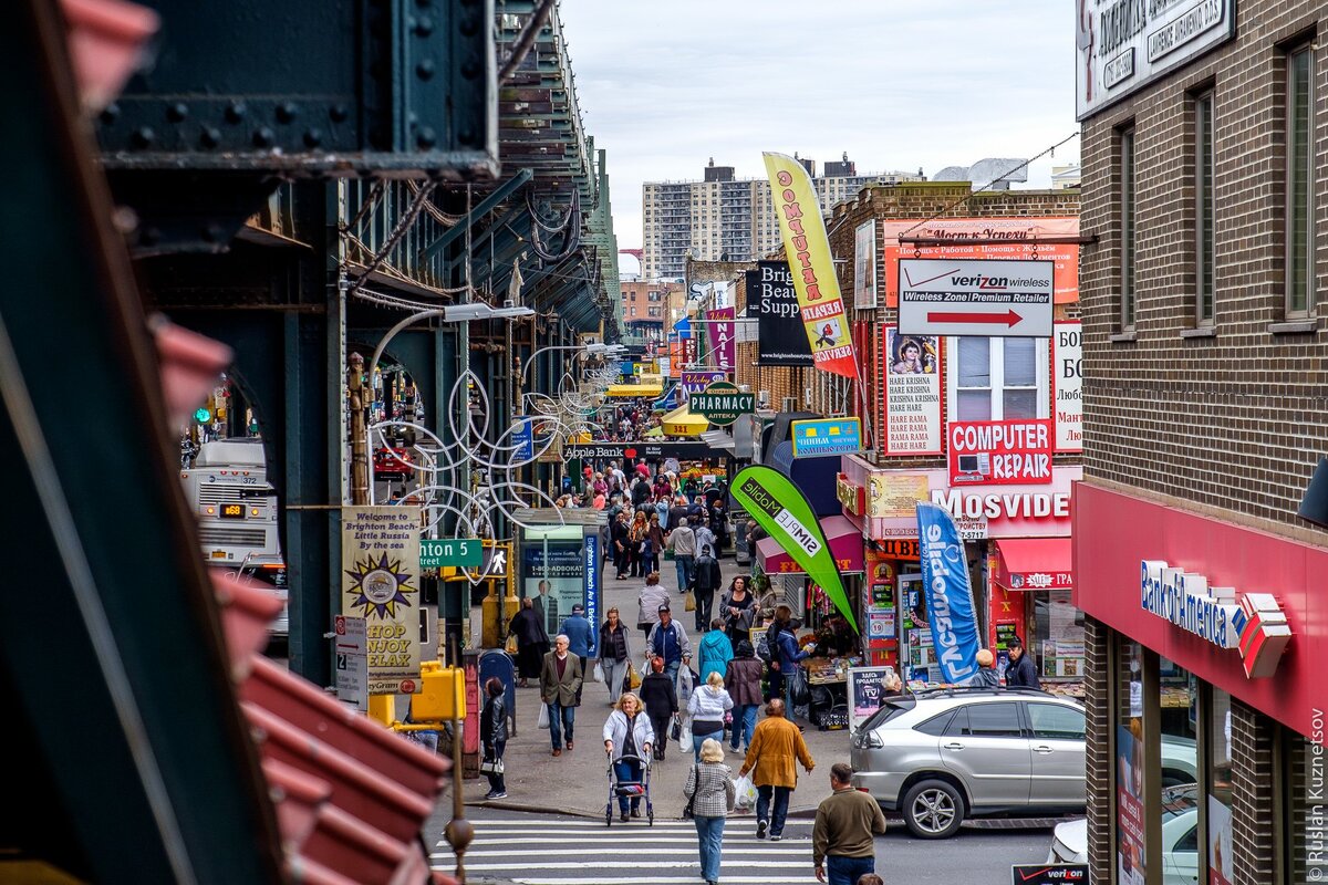 New york на русском. Брайтон-Бич (Нью-Йорк). Район Брайтон Бич в Нью-Йорке. Америка улица Брайтон Бич. Улица Брайтон Бич в Нью-Йорке.