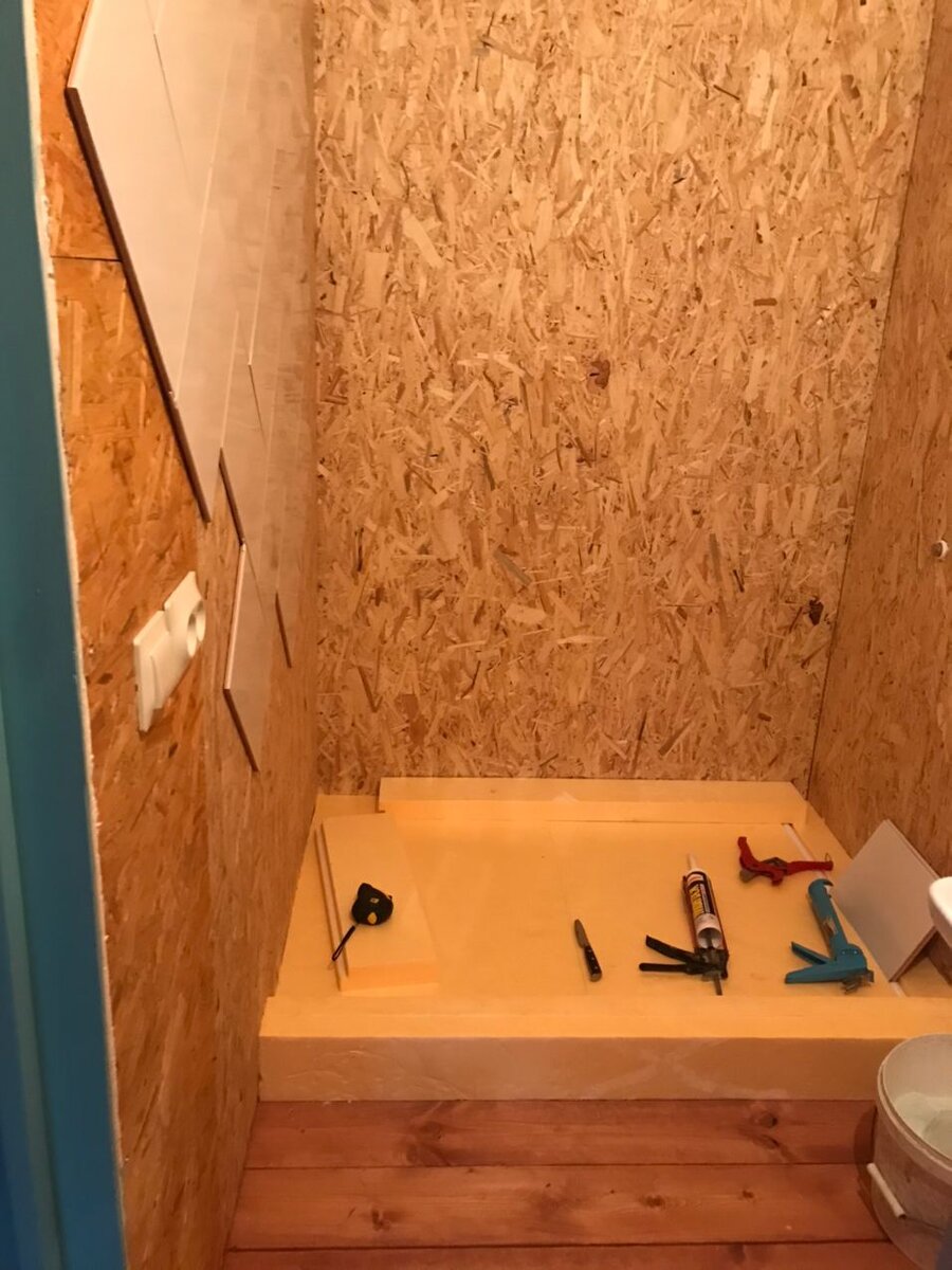 Кафель на осб. Укладка плитки на osb плиту. Укладка мозаики на фартук. Как клеить плитку на осб на пол. Плитка на осб на пол.