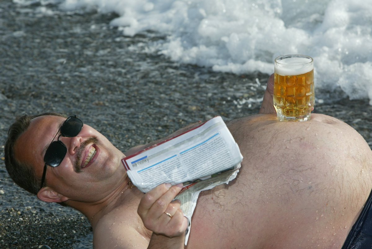 Мужик на пляже с пивком-это классика. Источник twitter.com