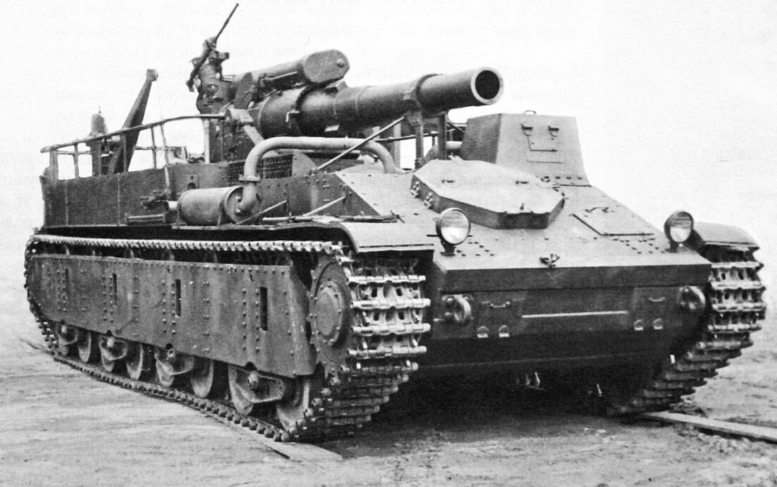 17 сентября 1931 года Спецмаштрест получил задание на создание шасси для артиллерии большой и особой мощности. Сделать самоходными предполагалось:107-мм пушки образца 1910/30 годов, 152-мм гаубицы образца 1909/30 годов и 203-мм мортиры образца 1930 года (т.н. «самоходный корпусный триплекс»).152-мм пушки большой мощности, 203-мм гаубицы образца 1929/31 годов и 305-мм мортиры(т.н. «триплекс Тяжелой Артиллерии Особого Назначения (ТАОН)»)