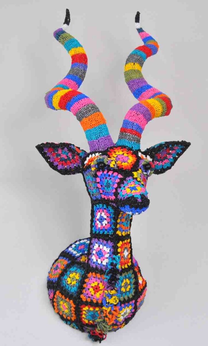 Этот яркий образ Северного оленя — «Eco Crochet Kudu» принадлежит дизайнеру Махатсаре (Mahatsara) из Франции. Работа была представлена в 2012 году на выставке «Eco Creative» во время Миланской недели дизайна. Источник информации https://kidslove.me/page/deux-par-deux-istochnik-vdohnoveniya