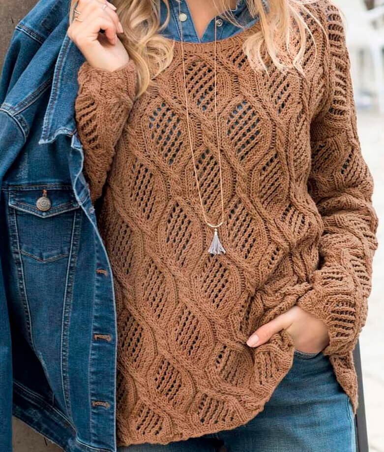 Коричневый ажурный пуловер вяжем спицами