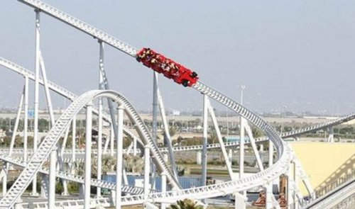 Формула Росса (Formula Rossa), недавно построенная в Дубае, позволяет искателям приключений развить скорость в 240 километров в час. 