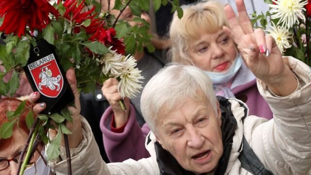 АВТОР ФОТО,GETTY IMAGES
Подпись к фото,Пенсионеры, как и другие протестующие, требуют проведения в Беларуси новых выборов
