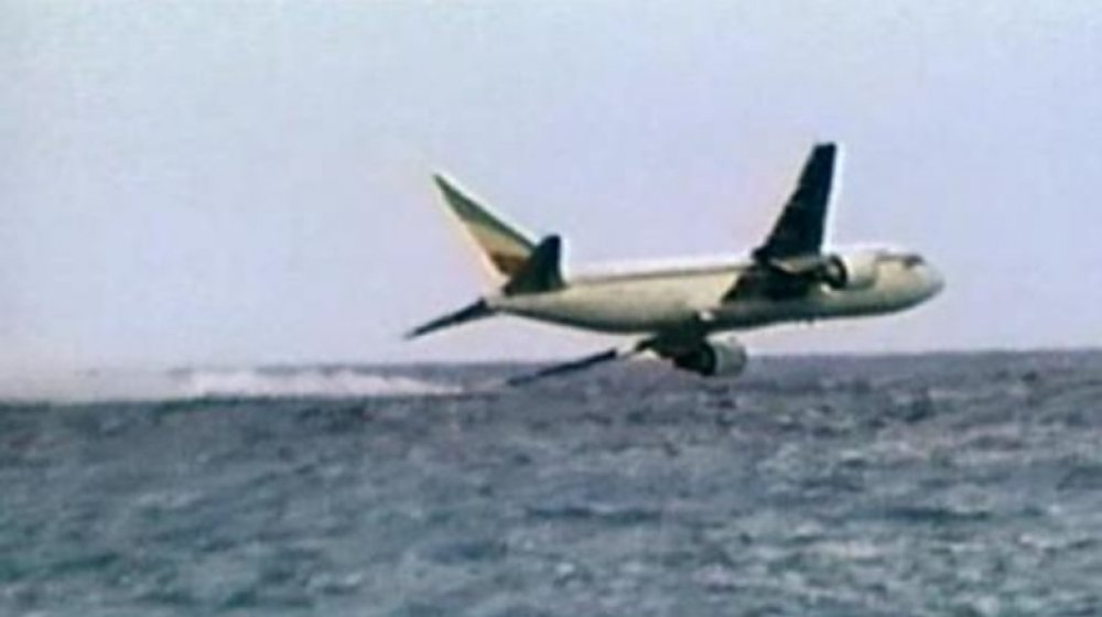 Угнан боинг. Катастрофа Boeing 767 возле Коморских островов. Boeing 767 авиакатастрофа. Крушение Ethiopian Airlines Boeing 767. Boeing 767 260er катастрофы
