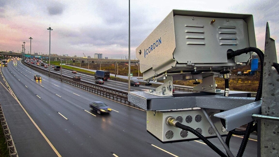 С завтрашнего дня водителей, нарушающих режим самоизоляции, станут выявлять камеры видеофиксации на улицах столицы. Если номера не окажется в базе пропусков, придет «письмо счастья» на 5000 рублей. Рассказываем все известные подробности (хотя полной ясности нет пока даже у администрации Москвы).