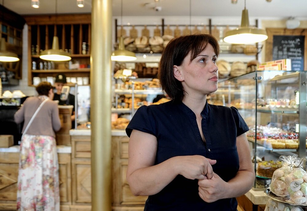 владелица кофейни. хозяйка кафе. администратор ресторана. хозяйка кафе. хозяйка ресторана.