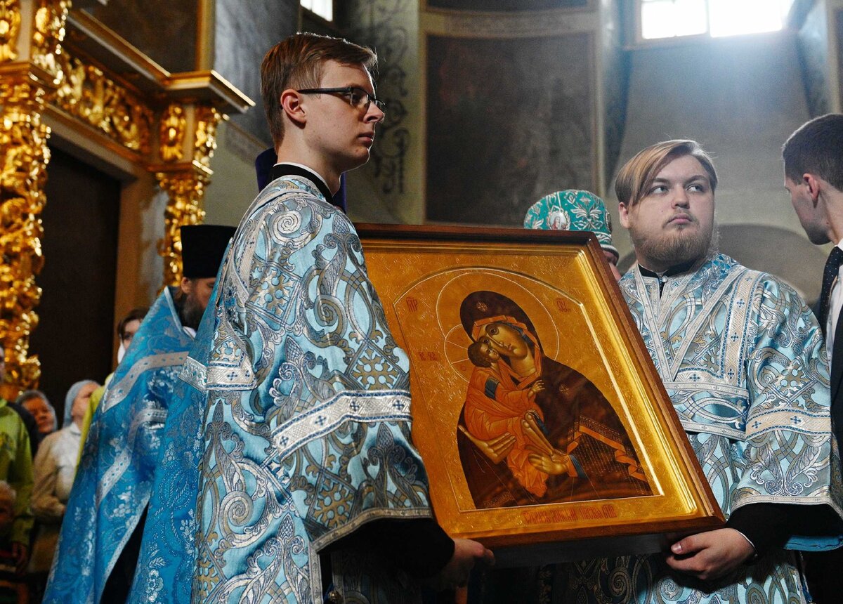 Пресвятая Богородица -одна из самых любимых народом икон. Источник: https://foto.patriarchia.ru/news/patriarshee-sluzhenie-v-prazdnik-donskoy-ikony-bozhiey-materi-v-donskom-monastyre-khirotoniya-arkhimandrita-ignatiya-golinchenko-vo-episkopa-eniseyskogo-2019-09-01/