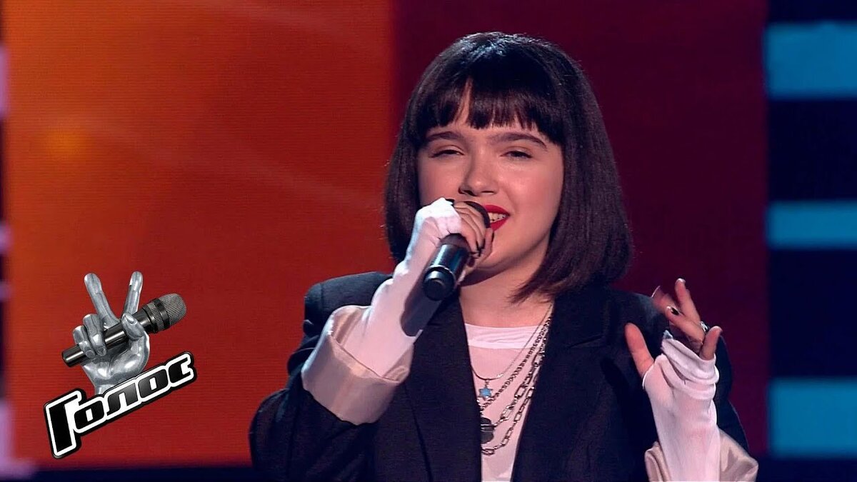 Александра Будникова во время и после выступления на шоу "Голос". Она ещё не знает какая волна негатива ждёт её в соцсетях. (листать вправо)