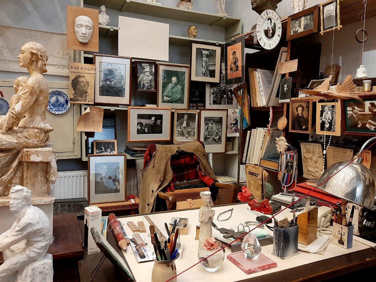 Рабочий стол Аникушина. Все предметы подлинные