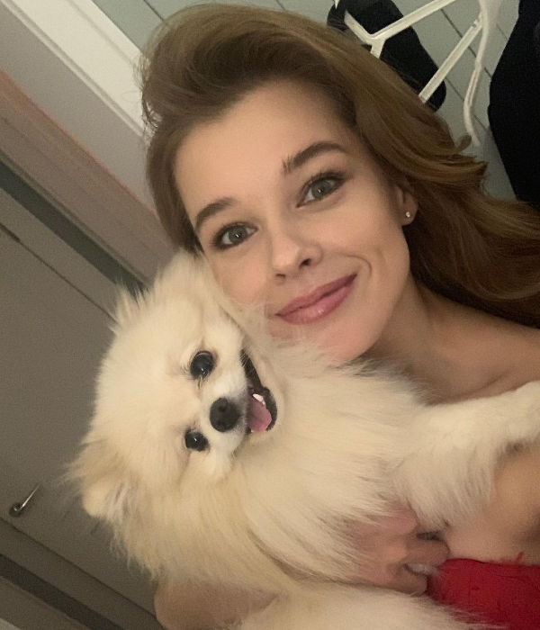 Катя со шпицем