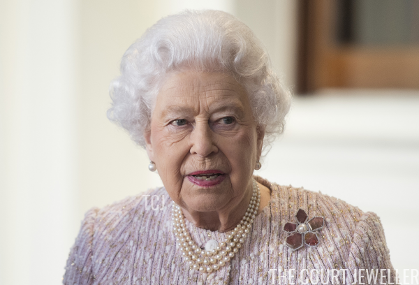 Относительно недавно подаренная турмалиновая брошь явно любима королевой - она носит ее часто. Интересно, что камни в броши выглядят совершенно по-разному при дневном и искусственном освещении.