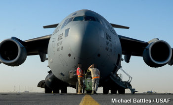 На фото: вам нужны большие крылья, чтобы поднять такой большой самолет, как этот C-17 Globemaster ВВС США. Ширина крыльев составляет 51,75 м, что немного меньше длины корпуса самолета, составляющей 53 м. Максимальный взлетный вес составляет 265 352 кг! 