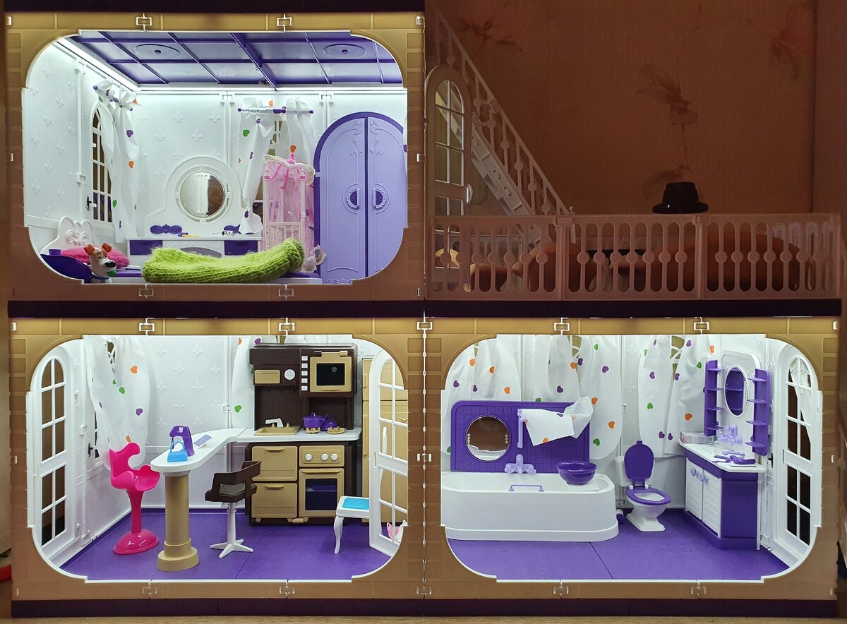 Домик "Огонёк" со включенным светом.