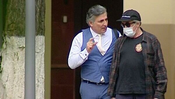 ria.ru Адвокат г-жи Смит, Джейкоб Мейер, говорит, что его клиентка страдает серьезным расстройством пищевого поведения и не должна нести уголовную ответственность за последствия ее состояния здоровья.