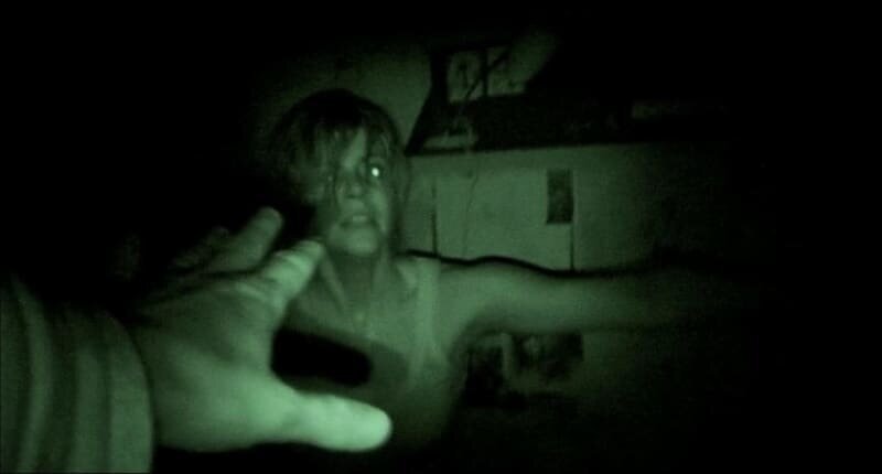 Начинающий телерепортёр Анжела Видал из хроники происшествий страстно жаждет сенсаций. С завидным упорством она ищет уникальный материал, а потому выезжает с командой спасателей на место жуткого происшествия в большом жилом доме. 
