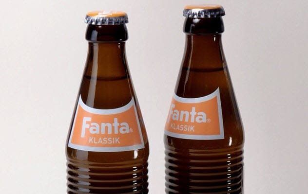 
Как этот пикантный освежающий напиток возник в Третьем Рейхе?
После нападения на Перл-Харбор в 1941 году Соединенные Штаты официально вступили во Вторую мировую войну и объявили нацистскую Германию врагом. Закон о торговле с врагом 1917 года был восстановлен, и поток сиропа Кока-Колы на немецкие заводы был остановлен.