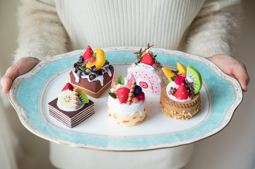 "Фетр - не блестящий материал, поэтому я вшиваю бусинки или добавляют другой материал для блеска." Фото с сайта tsukurira.com