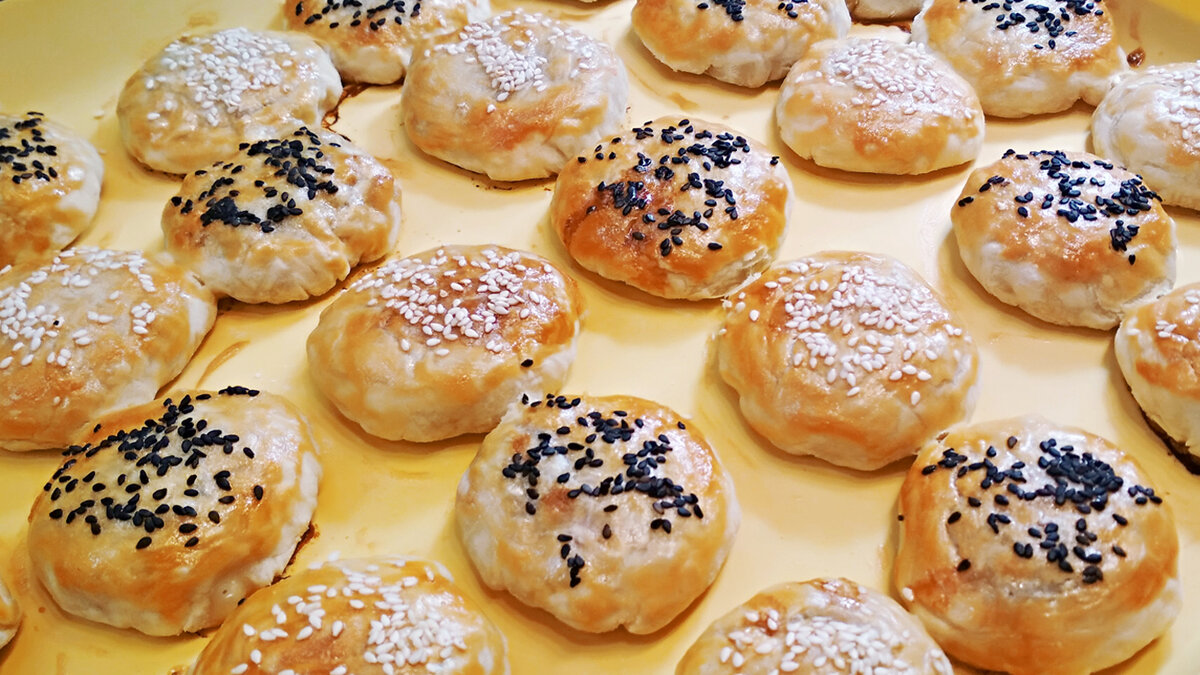 Слоёные пирожки с мясом