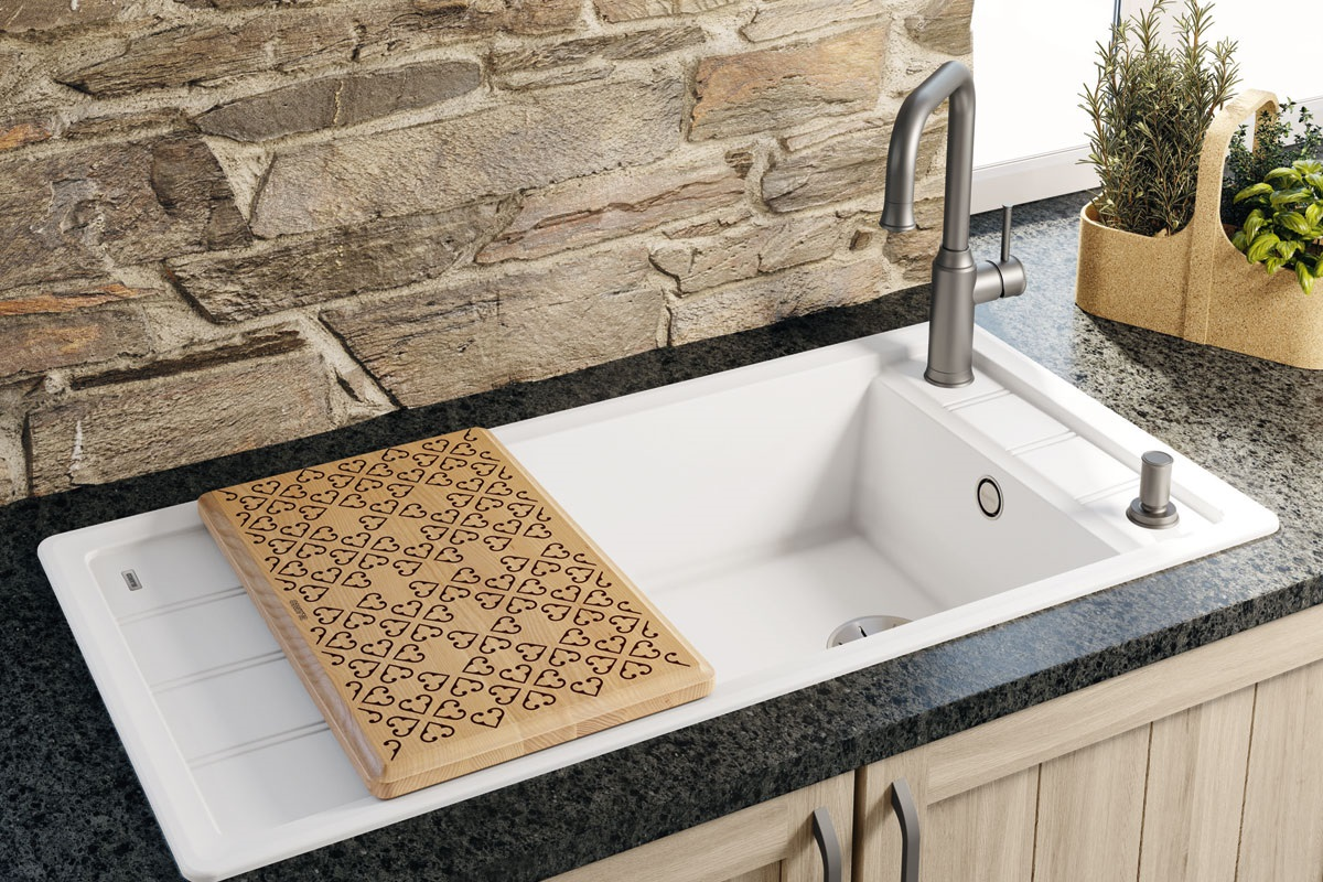 Для изготовления кухонных моек используют различные сорта керамики, при этом производственный процесс мало чем отличается, независимо от вида материала