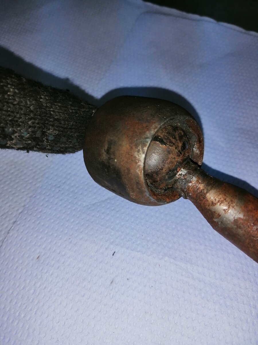 Шарнир тяги заржавел.