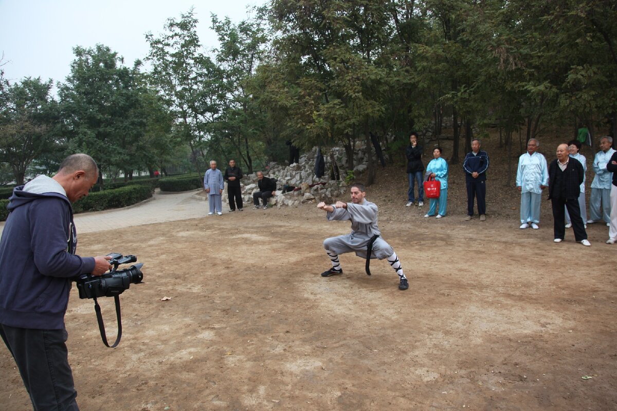 Практика кунг фу Шаолиня утром в парке Китая. Цанчжоу. Конкурс "Мастера ушу", 2011 г.