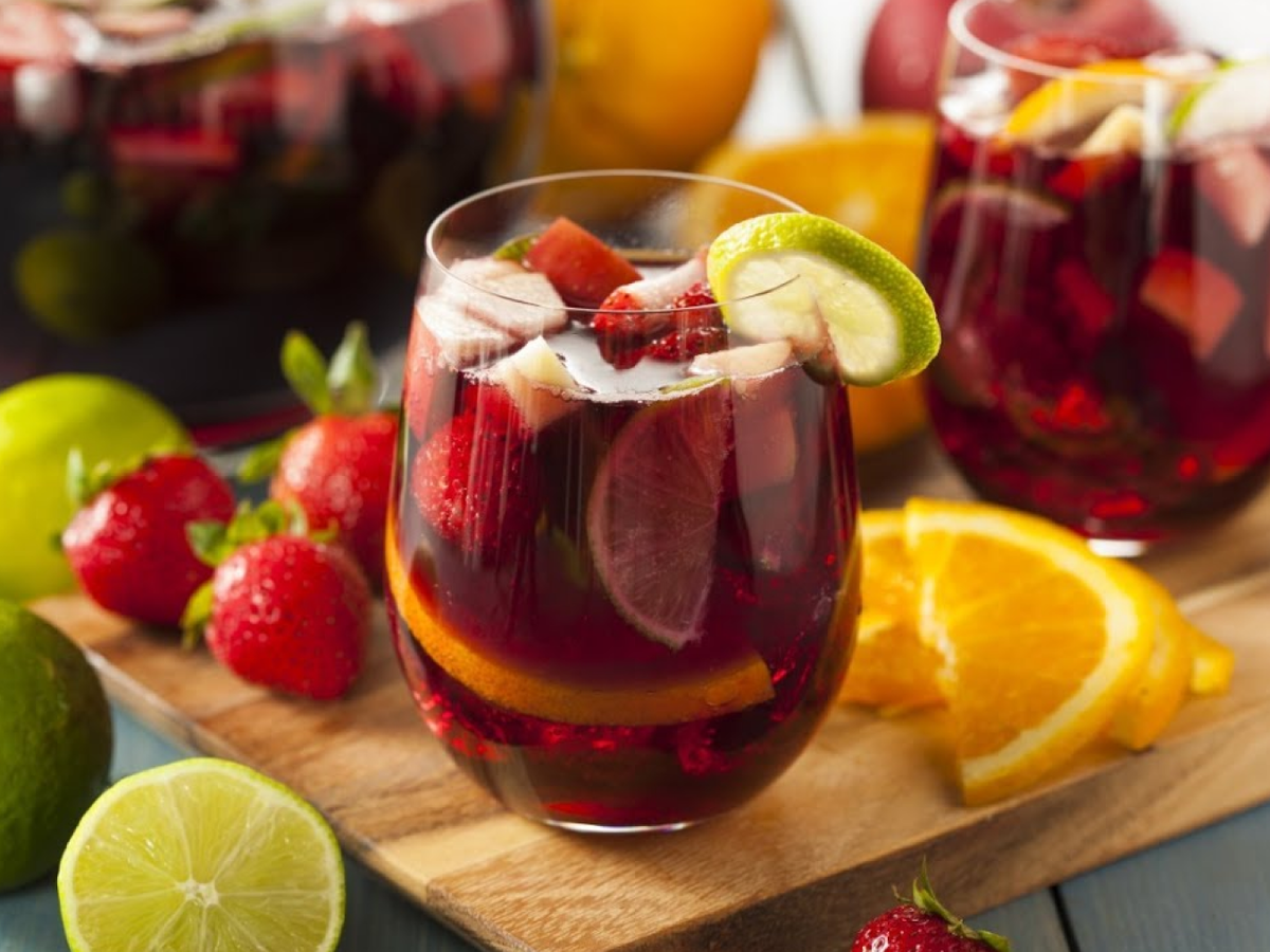 Сангрия сколько. Сангрия игристое. Сангрия Испания. Сангрия вино красное. Sangria коктейль.