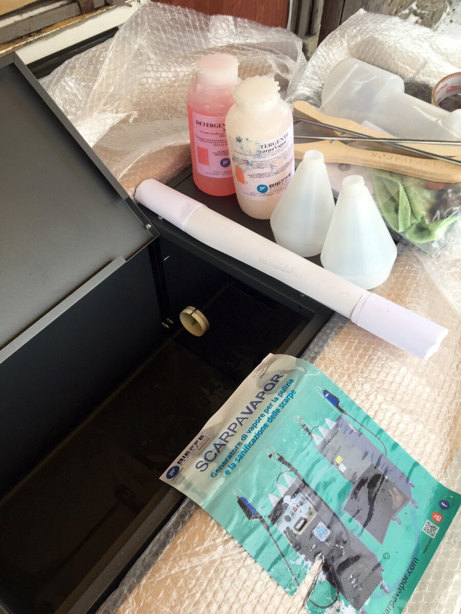 Комплект поставки с замершими банками чистящих средств