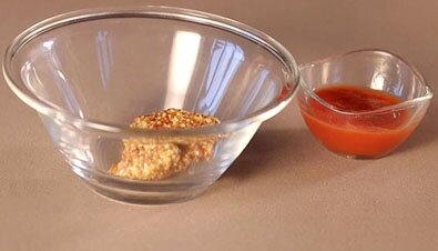 По этому рецепту вы приготовите французский вариант хот-дога, который имеет яркий пикантный вкус и выглядит аппетитно. Такой хот-дог  прекрасный способ вкусно, сытно, а главное, быстро накормить всю семью великолепной едой. Начнем с приготовления соуса. Для этого просто смешиваем вместе кетчуп с французской горчицей.