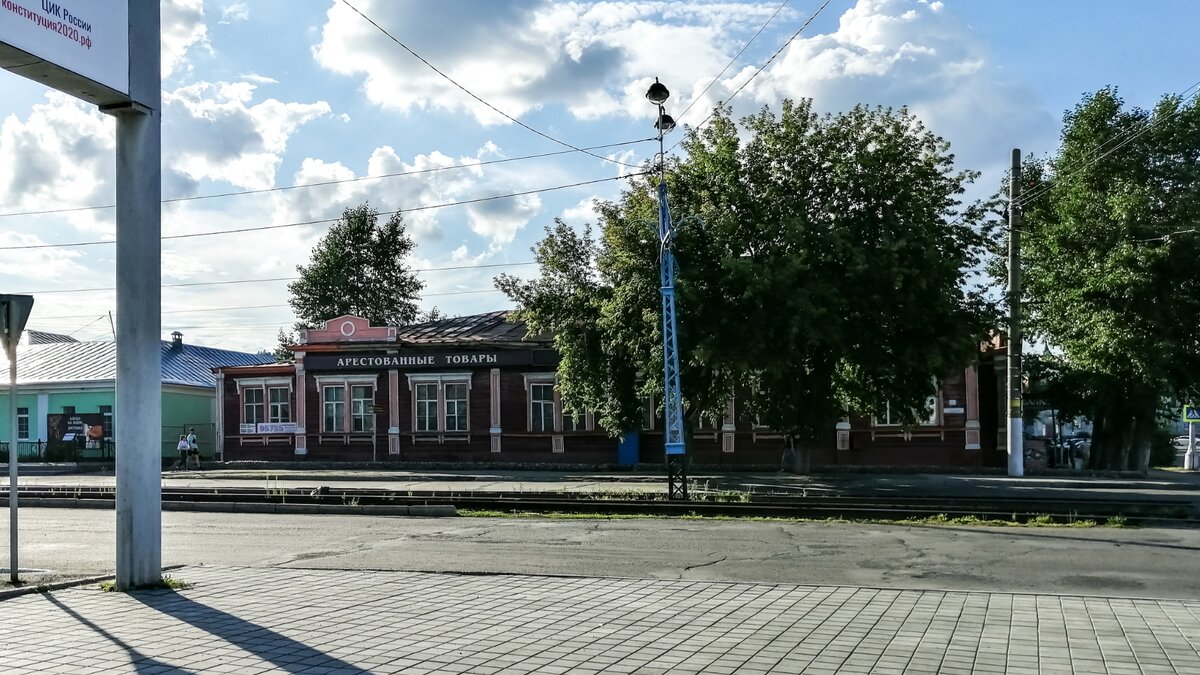 Вон там, зелёный дом