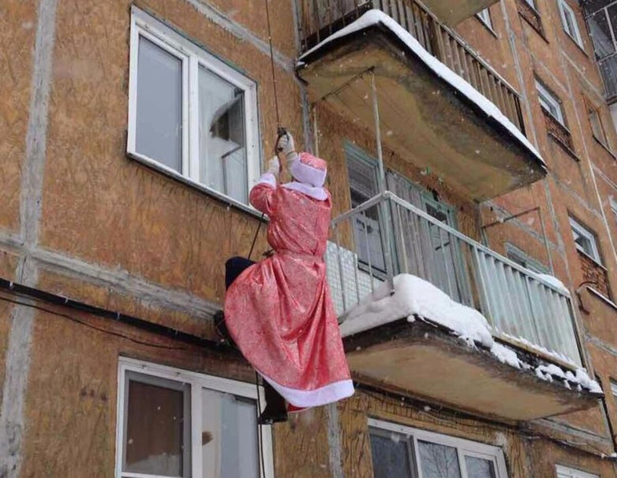 Стекла на балконе замерзают. Промерзают стеклопакеты в пластиковых окнах. Сбивание сосулек с крыш. Замерзший балкон. Мужик лезет в окно.