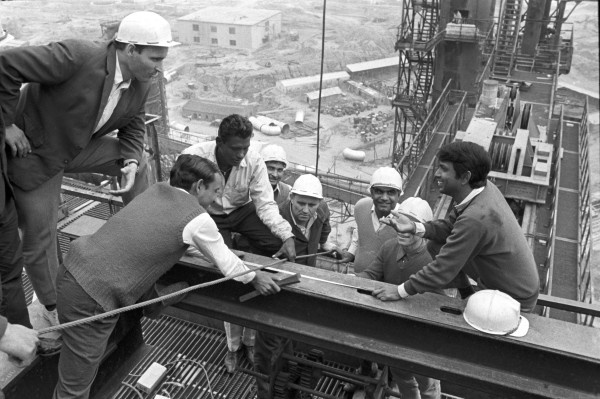 Индийские и советские специалисты на строительстве домны. Фотобанк: РИА Новости . Автор фото: Валерий Шустов.
