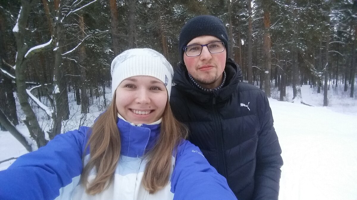 Мы с женой, она вечно улыбается, а я грустный