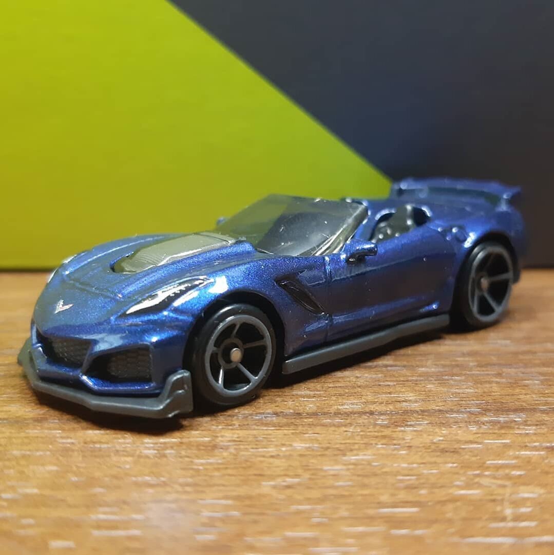 Всем привет. Сегодня хочу Вам показать автомобиль из моей коллекции. Hot Wheels 2019 Corvette ZR1 Convertible серия HW Factory Fresh 2/10. Год выпуска модели с 2019 года. Автомобиль в кузове кабриолет. Кузов машинки верхняя часть металл. Нижняя пластик. Данная модель была доработана. В переднем крыле воздуховод в черный цвет.  Заднею часть автомобиля. Катафоты в красный. Выхлопная система в хром.  Передние колеса поменьше задние побольше. У данной модельки изначально были крашеные фары,задние фонари, значки. Это встречается редка чаще всего приходится подкрашивать самому. После не больших доработок машина стала гораздо лучше выглядеть. Если Вам не сложно поставьте лайк и обязательно подпишитесь на канал. Оставляйте Ваши комментарии. Интересно узнать Ваше мнение. Напишите если у Вас такая машина и в каком цвете.  Я постараюсь для Вас делать интересный контент. Спасибо.