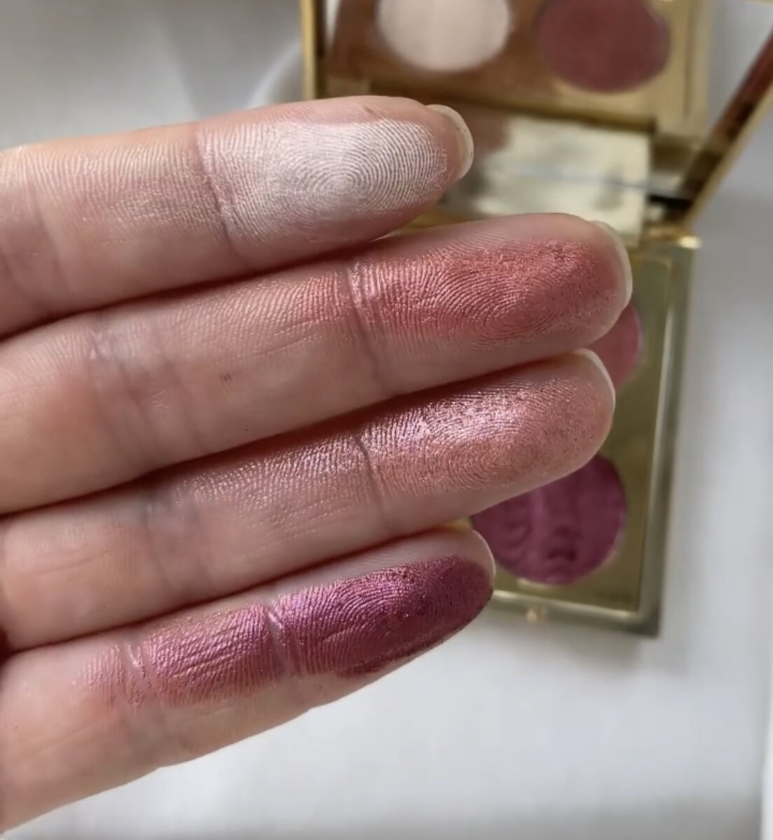 Свотчи палетки теней  Ultimate Eye Look от Revolution, Quartz Crush